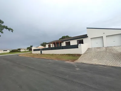 3 Bedroom House For Sale in Jeffreys Bay - zx1V.webp