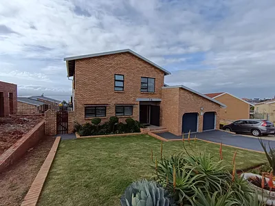 4 Bedroom House For Sale in Jeffreys Bay - ltvH.webp