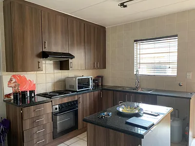 3 Bedroom Apartment For Sale in Roodepoort - img