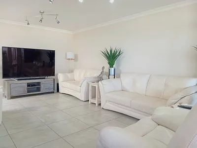 3 Bedroom Apartment For Sale in Margate - 6Z6c.webp