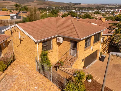 3 Bedroom House For Sale in Brackenfell - mnp9.webp