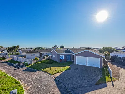 4 Bedroom House For Sale in Langebaan - IPXC.webp