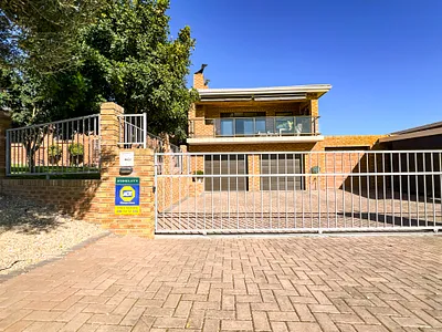 4 Bedroom House For Sale in Langebaan - V0v0.webp