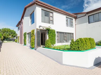 6 Bedroom House For Sale in Langebaan - 0SaS.webp