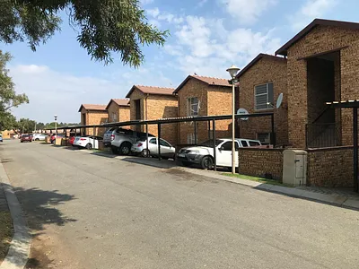 2 Bedroom Apartment To Rent in Roodepoort - UzYp.webp