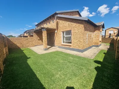 2 Bedroom Apartment To Rent in Roodepoort - rvWK.webp