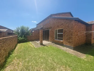 2 Bedroom Townhouse For Sale in Roodepoort - img