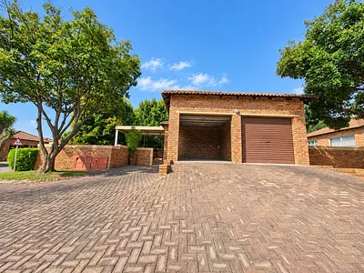 2 Bedroom Townhouse To Rent in Roodepoort - i9KA.webp