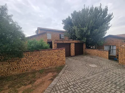 2 Bedroom Townhouse For Sale in Roodepoort - aAYf.webp