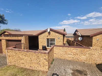 2 Bedroom Townhouse To Rent in Roodepoort - img