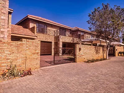 3 Bedroom Townhouse To Rent in Roodepoort - img
