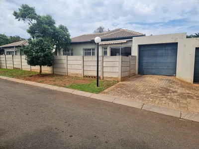 2 Bedroom Townhouse For Sale in Roodepoort - nwHO.webp