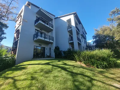 2 Bedroom Apartment For Sale in Roodepoort - 4nR6.webp