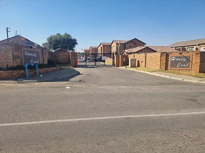 2 Bedroom Townhouse To Rent in Roodepoort - JCUn.webp