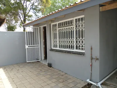 2 Bedroom House To Rent in Knoppieslaagte, Centurion - img