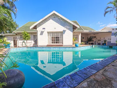 4 Bedroom House For Sale in Amanzimtoti - bnIl.webp