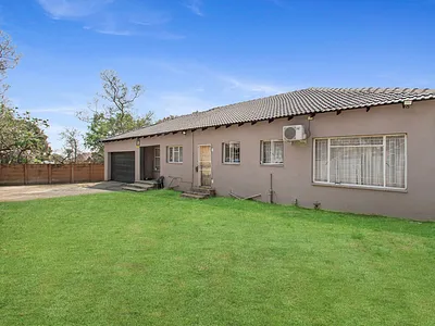 4 Bedroom House For Sale in Roodepoort - Lku6.webp