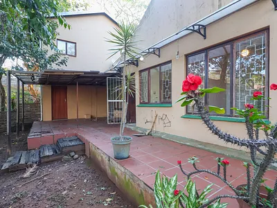 5 Bedroom House For Sale in Amanzimtoti - OucM.webp
