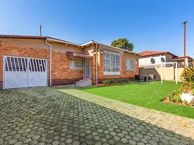 3 Bedroom House For Sale in Roodepoort - GnQG.webp