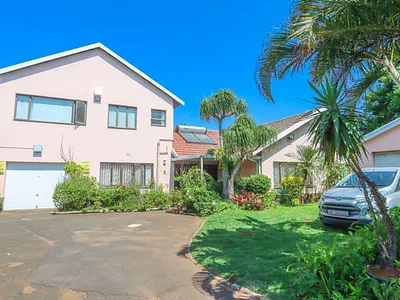 3 Bedroom House For Sale in Amanzimtoti - aj5F.webp