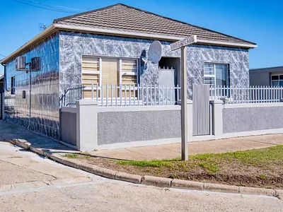 2 Bedroom House For Sale in Port Elizabeth - img