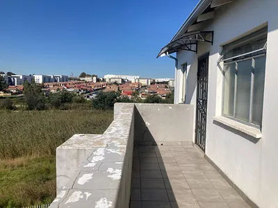 2 Bedroom Apartment For Sale in Roodepoort - img