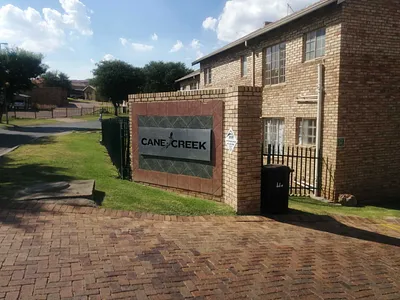 3 Bedroom Townhouse For Sale in Johannesburg - 7kYj.webp