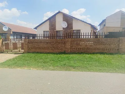 3 Bedroom House For Sale in Daveyton, Benoni - 5GHa.webp