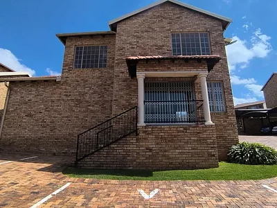 3 Bedroom Townhouse For Sale in Johannesburg - 4QaE.webp