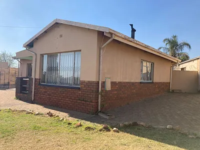 4 Bedroom House To Rent in Roodepoort - Loj1.webp