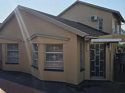 4 Bedroom House For Sale in Chatsworth - da9S.webp