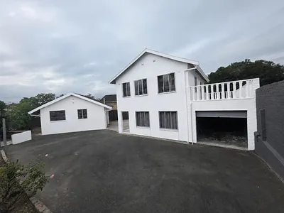 3 Bedroom House For Sale in Chatsworth - d0HG.webp