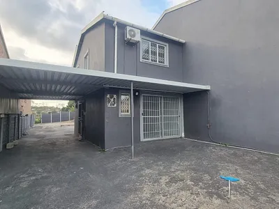2 Bedroom House To Rent in Chatsworth - h9H7.webp