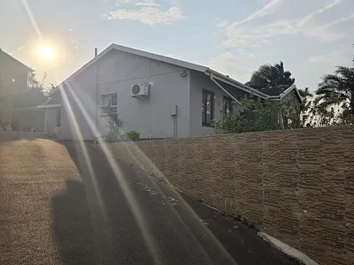 3 Bedroom House For Sale in Chatsworth - lPri.webp