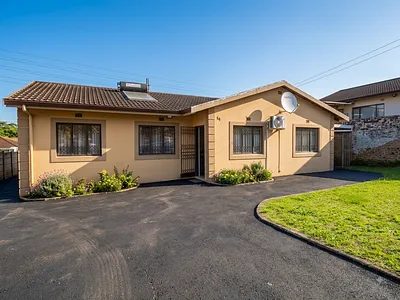 3 Bedroom House For Sale in Chatsworth - zF9G.webp