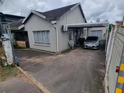3 Bedroom House For Sale in Chatsworth - Ka1j.webp