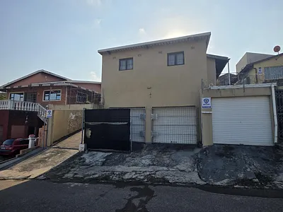 5 Bedroom House For Sale in Chatsworth - YSbm.webp