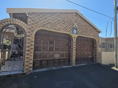 5 Bedroom House For Sale in Chatsworth - img