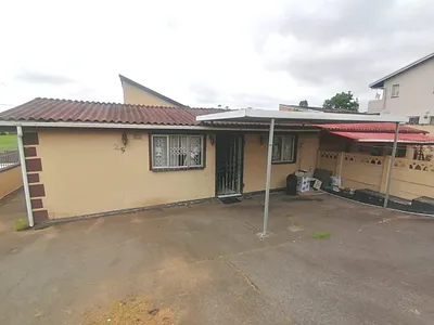 2 Bedroom House For Sale in Chatsworth - img