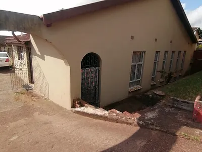 4 Bedroom House For Sale in Chatsworth - V7iN.webp