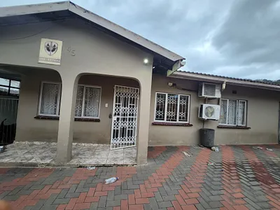 5 Bedroom House To Rent in Chatsworth - 05De.webp