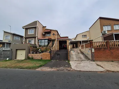 3 Bedroom Apartment To Rent in Chatsworth - v76O.webp