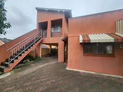 4 Bedroom House For Sale in Phoenix - img