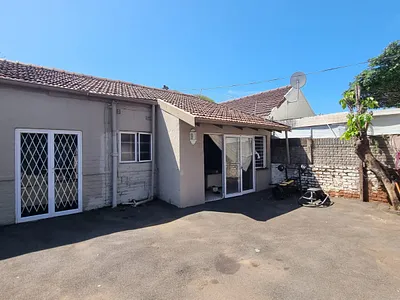2 Bedroom Apartment To Rent in Durban North - SVgl.webp