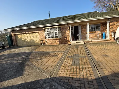 4 Bedroom House To Rent in Queensburgh - ihpf.webp