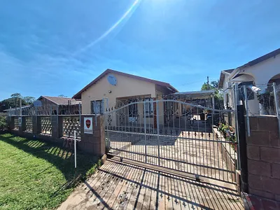 3 Bedroom House For Sale in Chatsworth - HL4c.webp