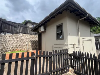 0.5 Bedroom Apartment To Rent in Durban North - EyPJ.webp