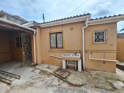 2 Bedroom Apartment To Rent in Chatsworth - HkwF.webp