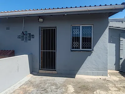 1 Bedroom Apartment To Rent in Chatsworth - PQGk.webp