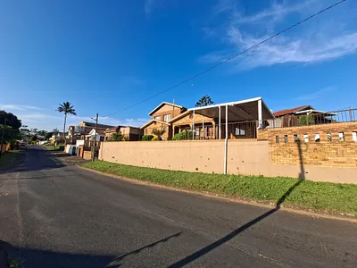 4 Bedroom House For Sale in Chatsworth - LGvB.webp